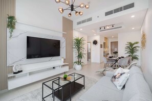 TV - Free housekeeping visits during your stay - StayShort - Modern 1BR in Prime Business Bay 4 Guests (Business Bay)