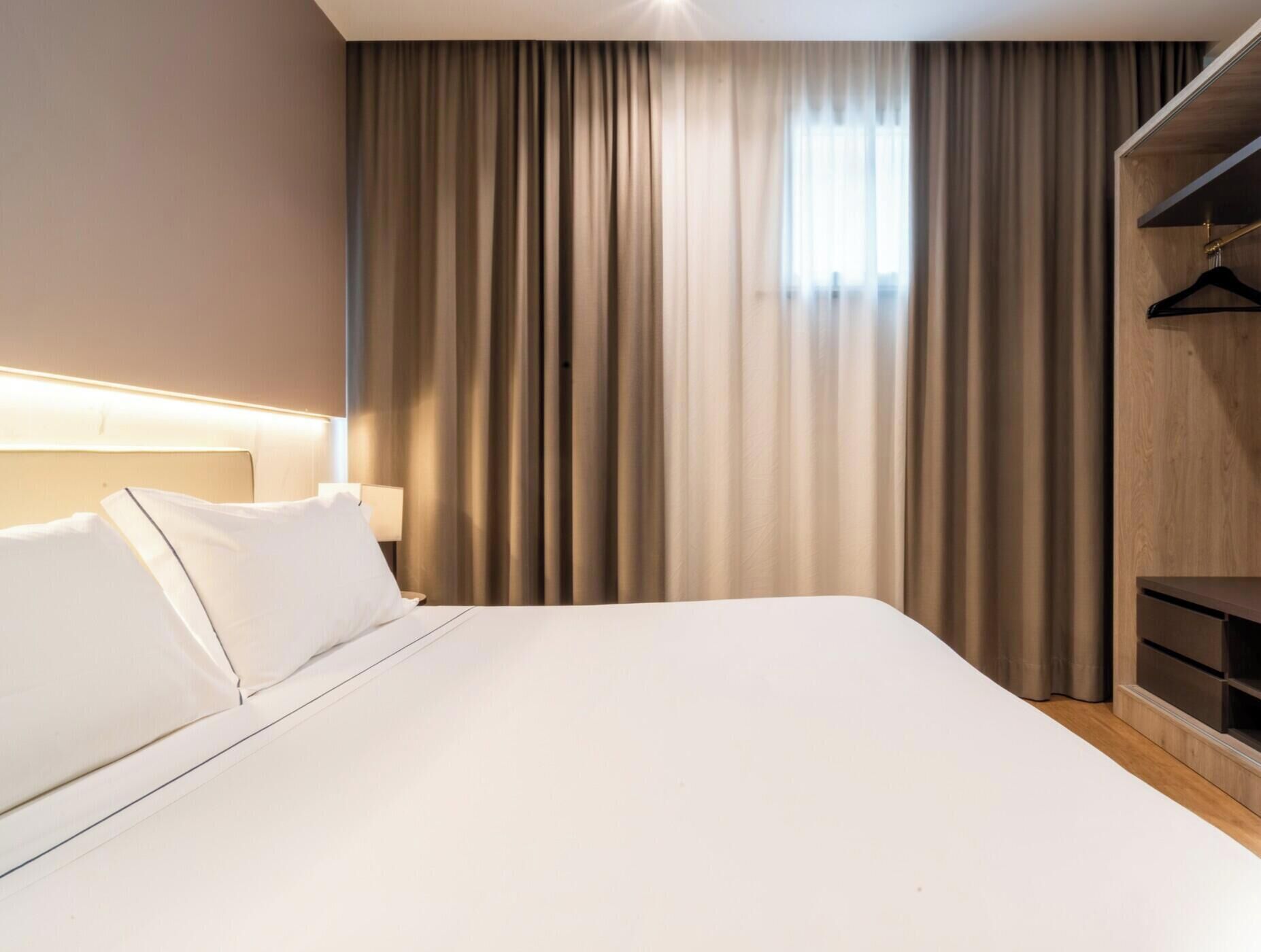 In-room safe, cribs (free), WiFi (free), bed sheets