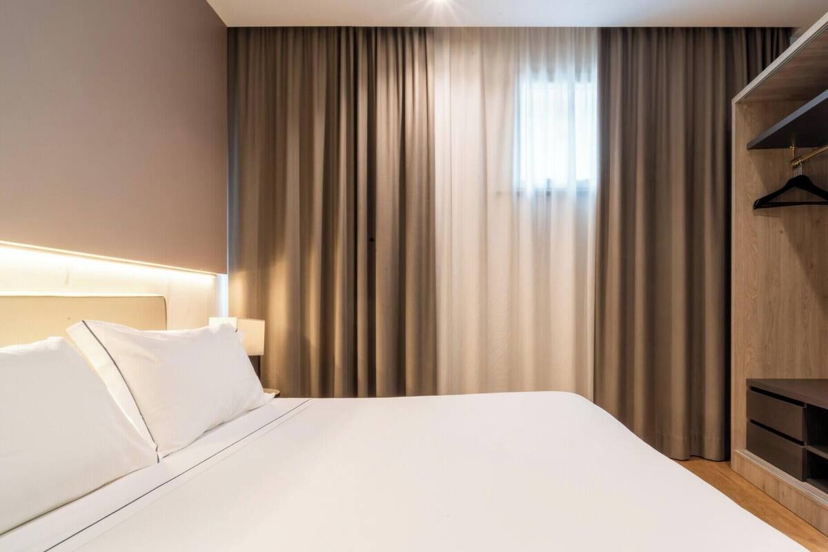 In-room safe, cribs (free), WiFi (free), bed sheets