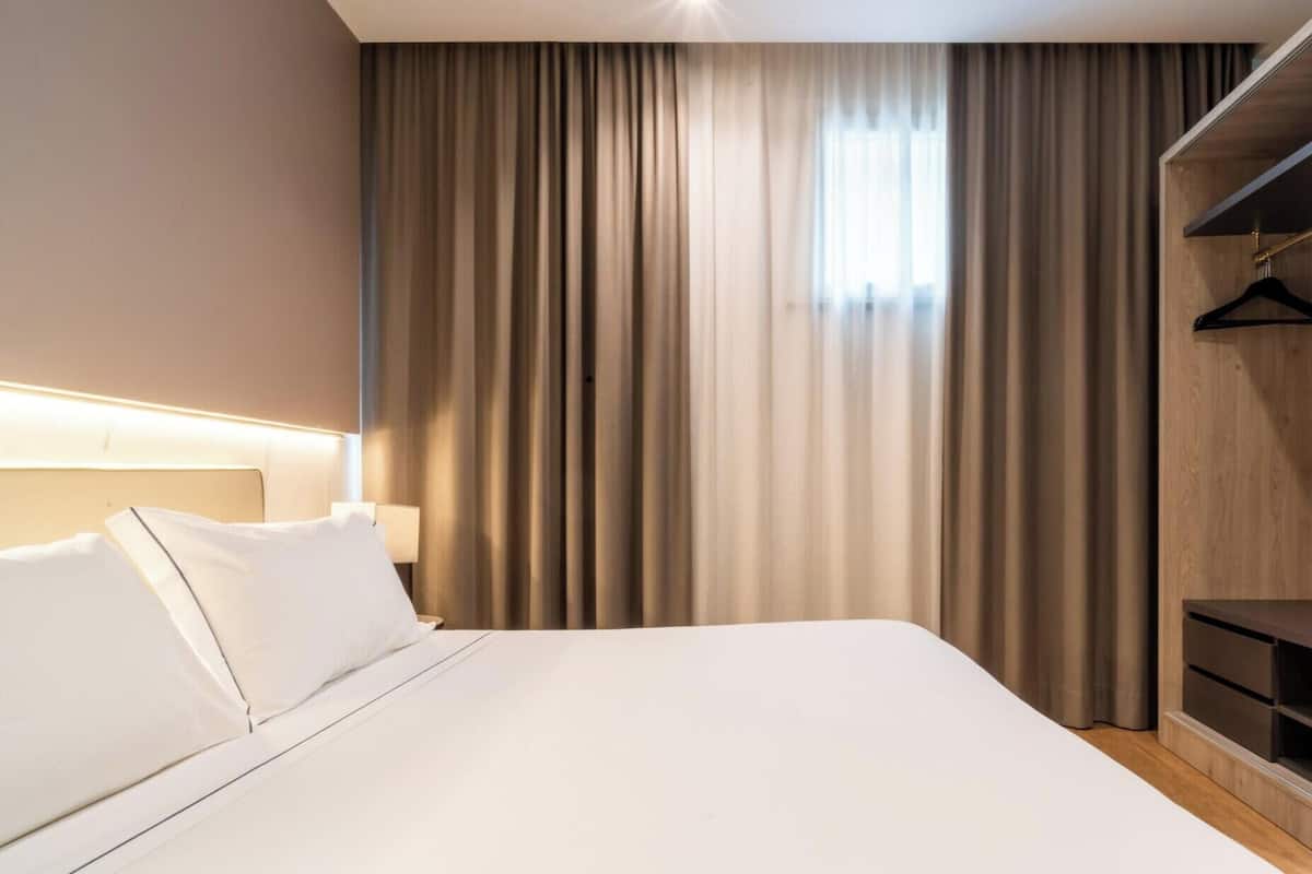 In-room safe, cribs (free), WiFi (free), bed sheets