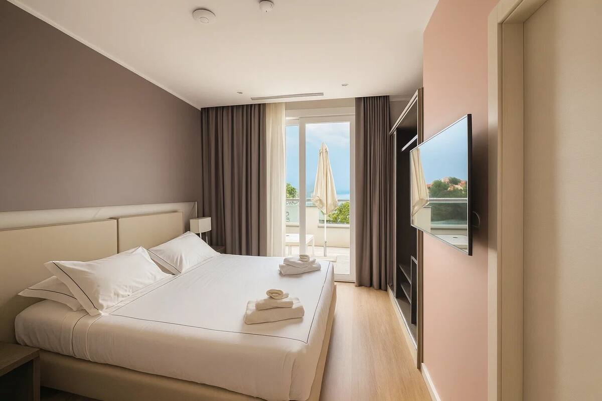 Habitación superior con 1 cama matrimonial o 2 individuales, balcón | Caja de seguridad en la habitación, cunas gratuitas y wifi gratis