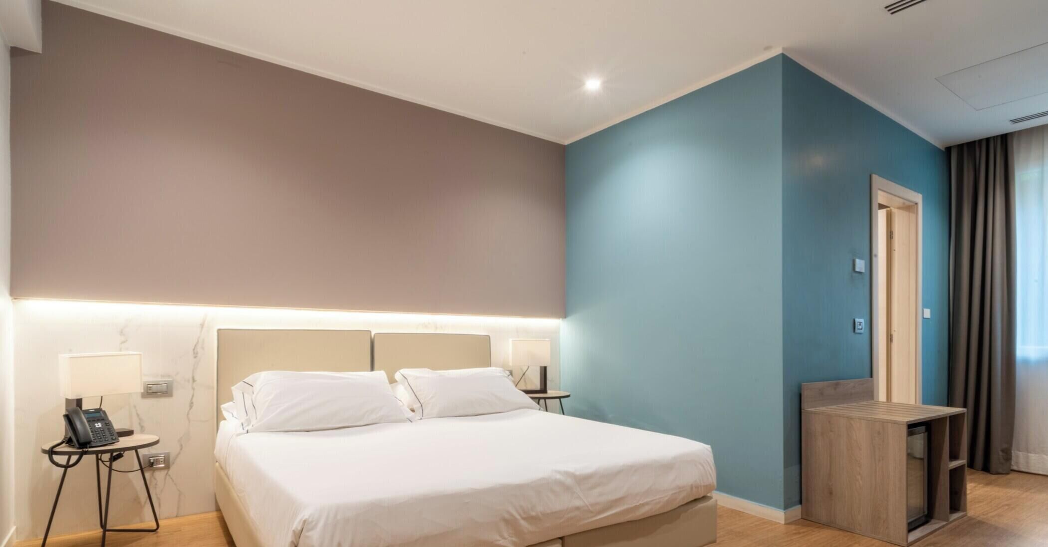 In-room safe, cribs (free), WiFi (free), bed sheets