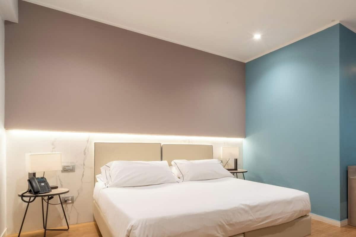 In-room safe, cribs (free), WiFi (free), bed sheets