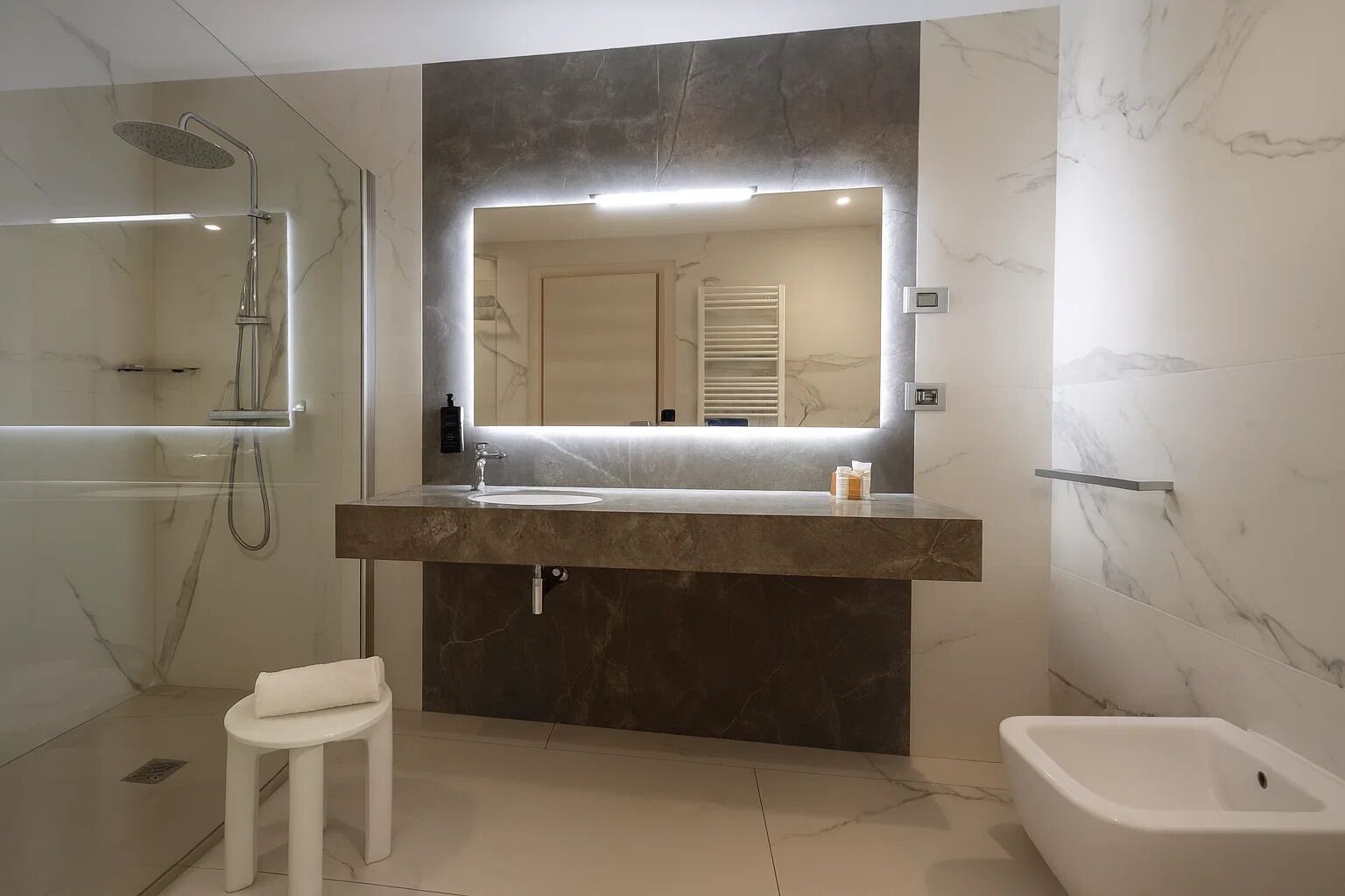 Doccia, asciugacapelli, asciugamani, carta igienica