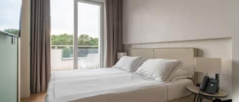 Habitació doble o amb dos llits individuals superior, balcó | Caixa forta a l'habitació, bressols gratuïts i wifi gratuïta