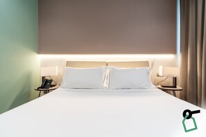 Chambre Standard Double ou avec lits jumeaux | Coffres-forts dans les chambres, lits bébé (gratuits), Wi-Fi gratuit