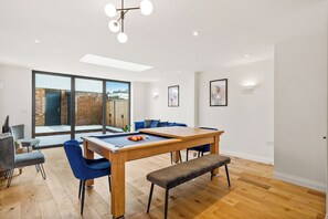 Games room - London 5 Bed House, Pool Table, garden & parking near train station (London)