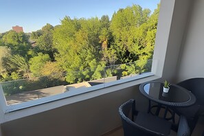 Apartment | Outdoor dining - Oceana Suites Los Angeles (Los Angeles)