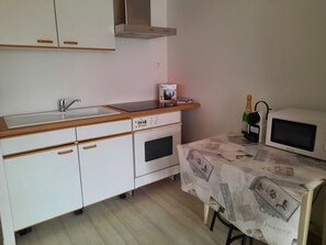 Fridge, microwave, oven, stovetop - Spacious 3-bedroom apartment near sea/tramway/airport/station (Nice)