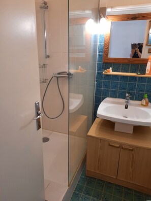 Douche, sèche-cheveux, serviettes fournies, savon
