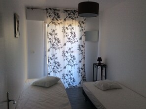Bureau, lit parapluie, Wi-Fi gratuit, draps fournis
