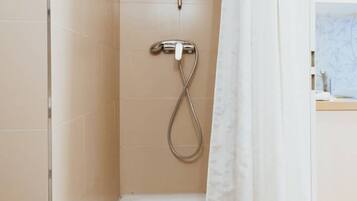 Dusche, Haartrockner, Handtücher, Seife