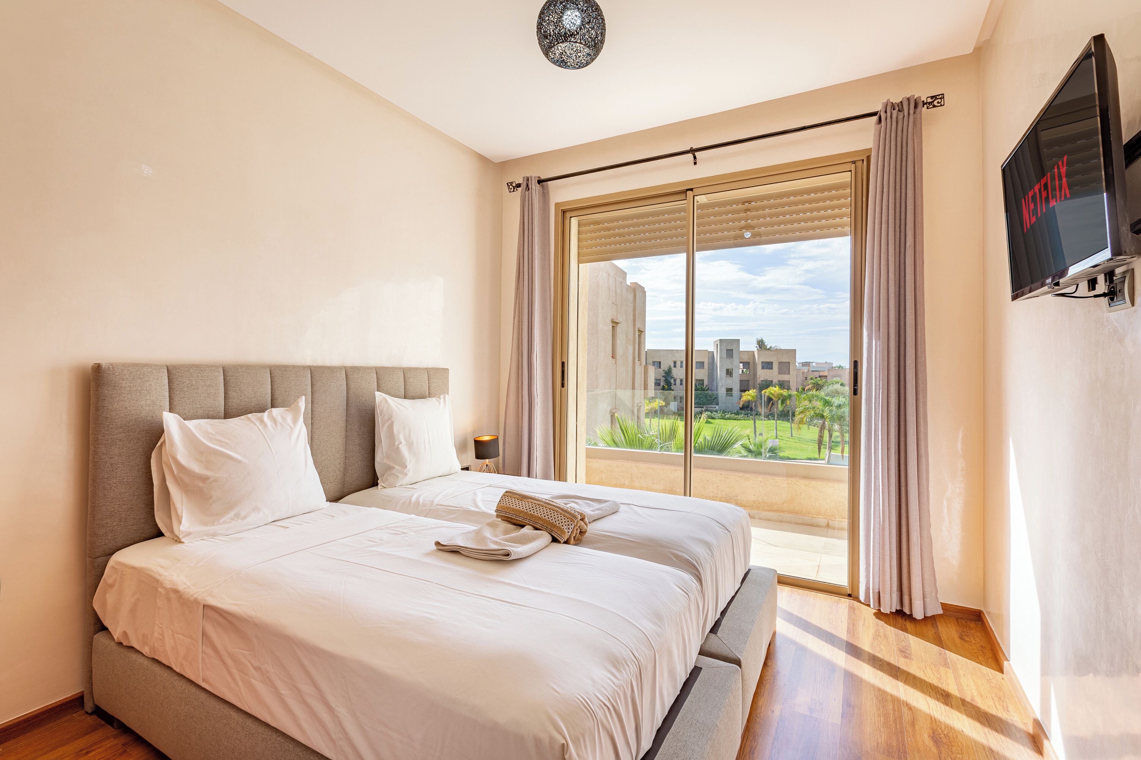 Een strijkplank/strijkijzer, wifi, beddengoed