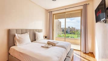 Een strijkplank/strijkijzer, wifi, beddengoed