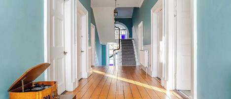 المنشأة من الداخل