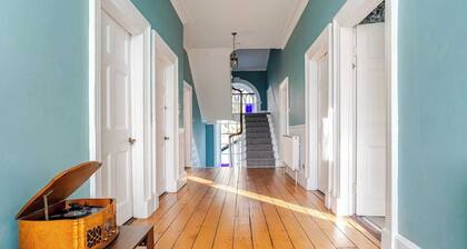 LUXURY 7-BEDROOM GEORGIAN HOUSE | SLEEPS 13 | HOT TUB | GAMES RM | LAKE DISTRICT