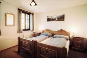 Triple Room, Private Bathroom | Free WiFi - Grünsee Mountain Lodge (Zermatt)