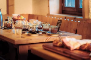 Free daily buffet breakfast - Grünsee Mountain Lodge (Zermatt)