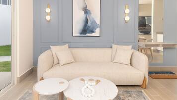 Villa Premium, vistas al jardín | Zona de estar | Smart TV de 50 pulgadas con canales por cable