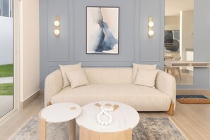 Premium villa, uitzicht op tuin | Woonruimte | Een 50-inch smart-tv met kabelzenders