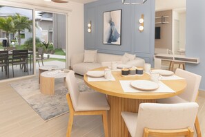 Premium villa, uitzicht op tuin | Woonruimte | Een 50-inch smart-tv met kabelzenders