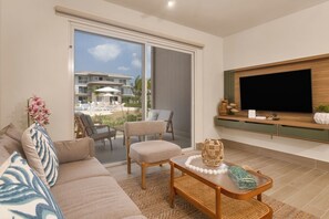 Villa Premium, vistas al jardín | Zona de estar | Smart TV de 50 pulgadas con canales por cable