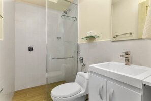 Vila premium, vista para o jardim | Banheiro | Produtos de toalete grátis, toalhas de banho, sabonete, shampoo