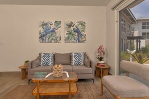 Villa Premium, vistas al jardín | Zona de estar | Smart TV de 50 pulgadas con canales por cable