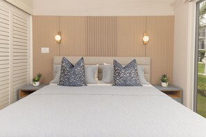 Premium villa, uitzicht op tuin | Luxe beddengoed, donzen dekbedden, pillowtop-bedden, een bureau