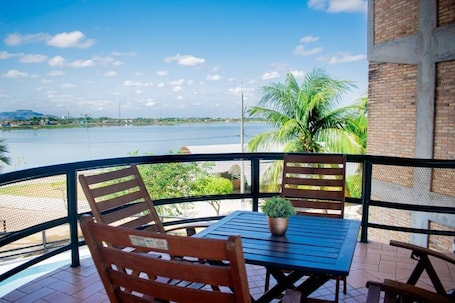 Outdoor dining. Hotel Pousada Do Lago