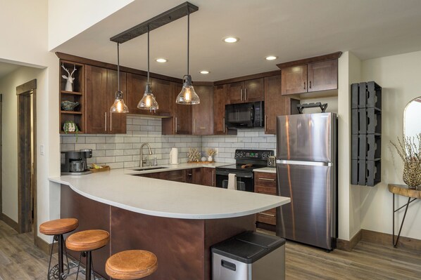 Use our fully stocked kitchen to cook tasty + affordable meals, even on vacation - Après Haus: 2BD/2BA w/ Pool, Hot Tubs, Sauna & Free Vail + BC Shuttle (Avon)