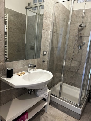 Shower, hair dryer, bidet, towels - 5 minutes from St. Peter's Square - spacious and comfortable (Roma)