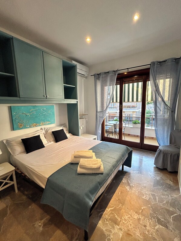 5 bedrooms, iron/ironing board, free WiFi, bed sheets - 5 minutes from St. Peter's Square - spacious and comfortable (Roma)