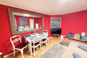 Iron/ironing board, WiFi, bed sheets