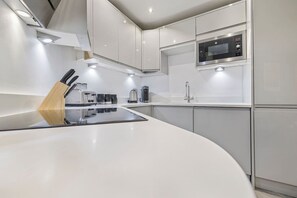 Fridge, microwave, oven, stovetop - Prince Mews  2BR Apartment l Sleeps 7 l Central (Brighton and Hove)