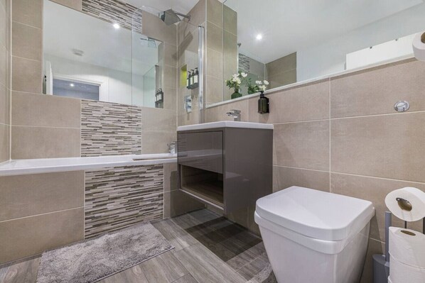 Bathroom - Prince Mews  2BR Apartment l Sleeps 7 l Central (Brighton and Hove)