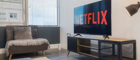 Tabla de planchar con plancha, wifi y ropa de cama