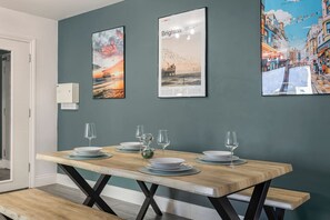 Dining - Prince Mews  2BR Apartment l Sleeps 7 l Central (Brighton and Hove)