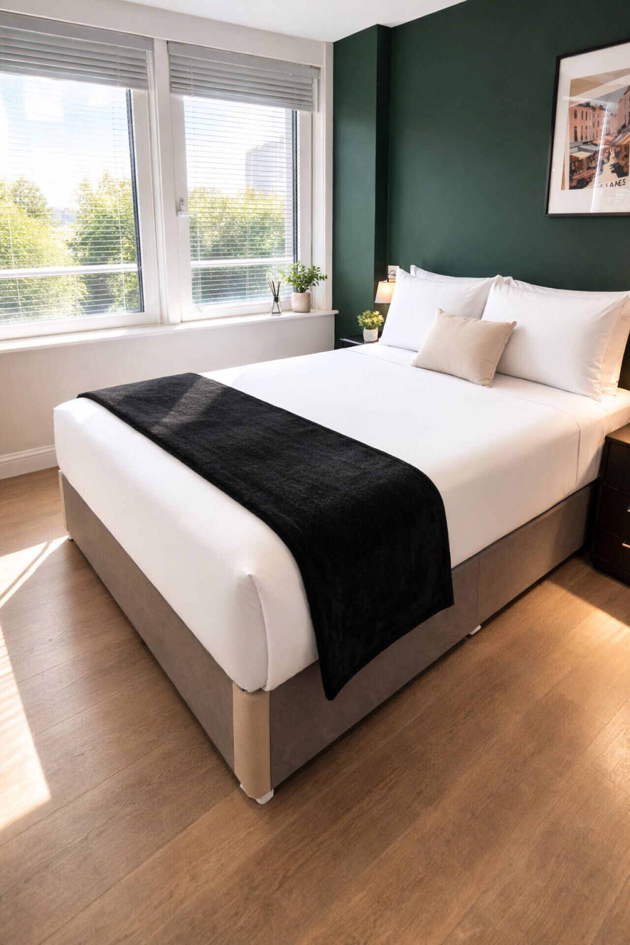 Tabla de planchar con plancha, wifi y ropa de cama 