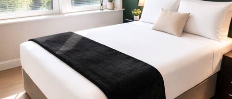 Tabla de planchar con plancha, wifi y ropa de cama