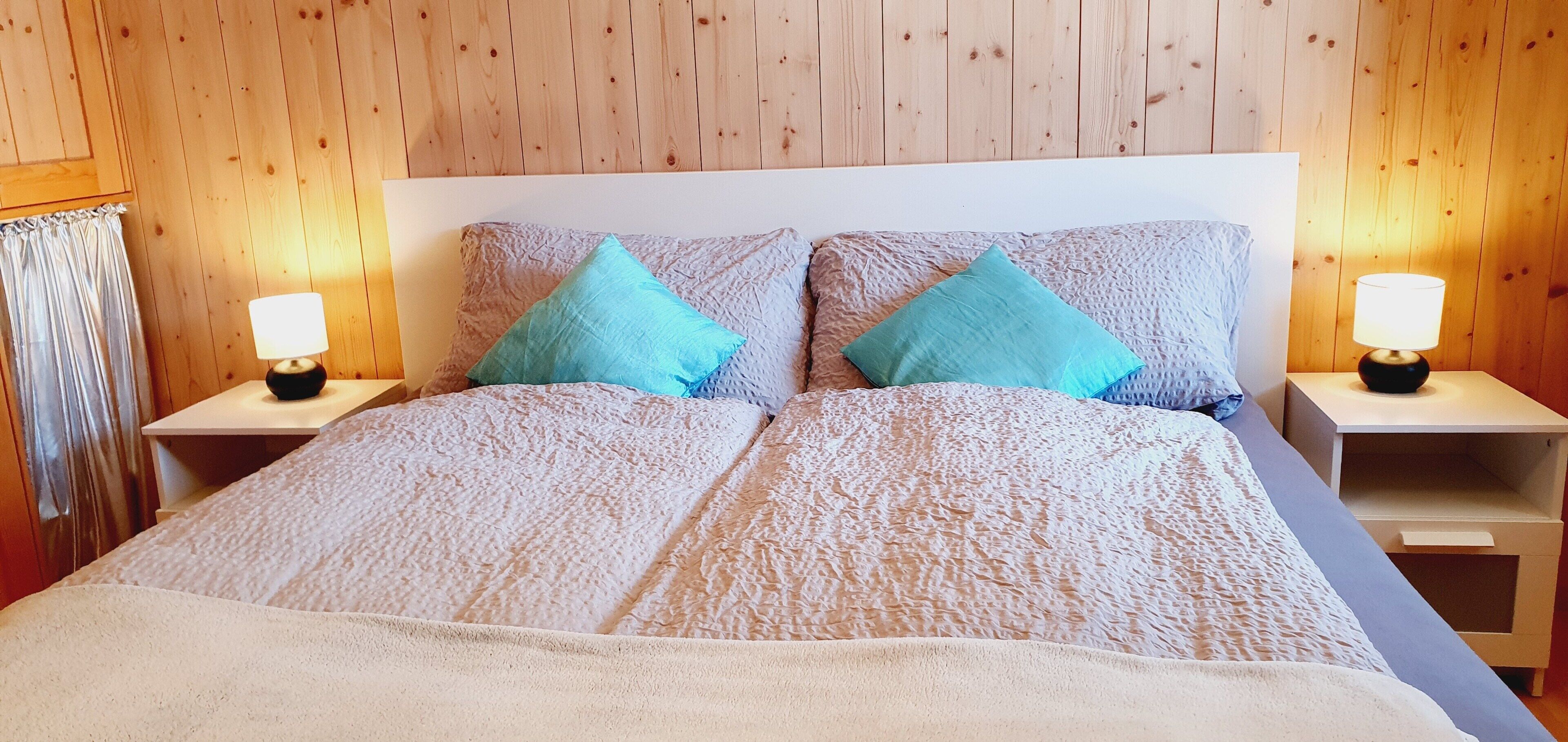 3 dormitorios, tabla de planchar con plancha, cuna de viaje