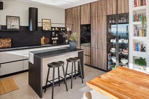 K ühlschrank, Mikrowelle, Ofen, Herdplatte