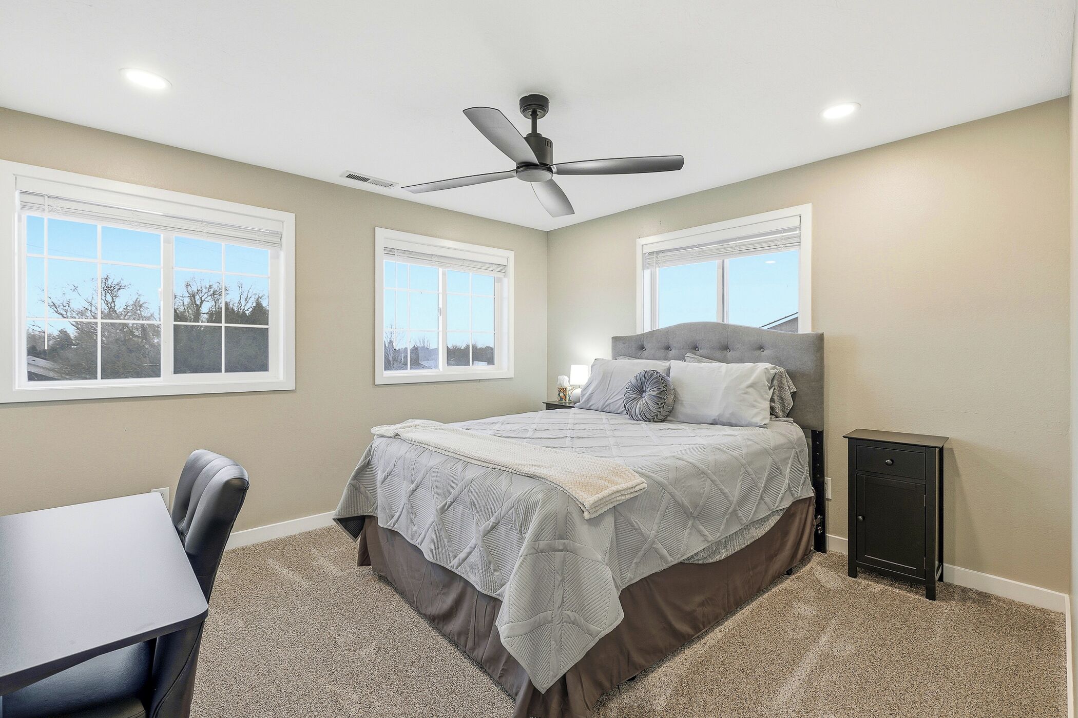 Une chambre à coucher avec un lit, un bureau et une chaise.