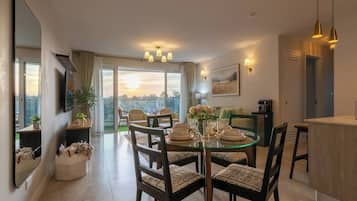 Apartment, 2 Bedrooms, Accessible, Balcony | Dining room
