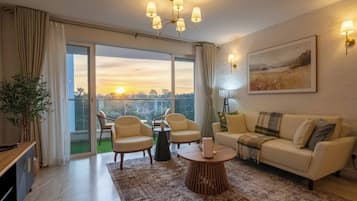 Apartment, 2 Bedrooms, Accessible, Balcony | Living room | Books