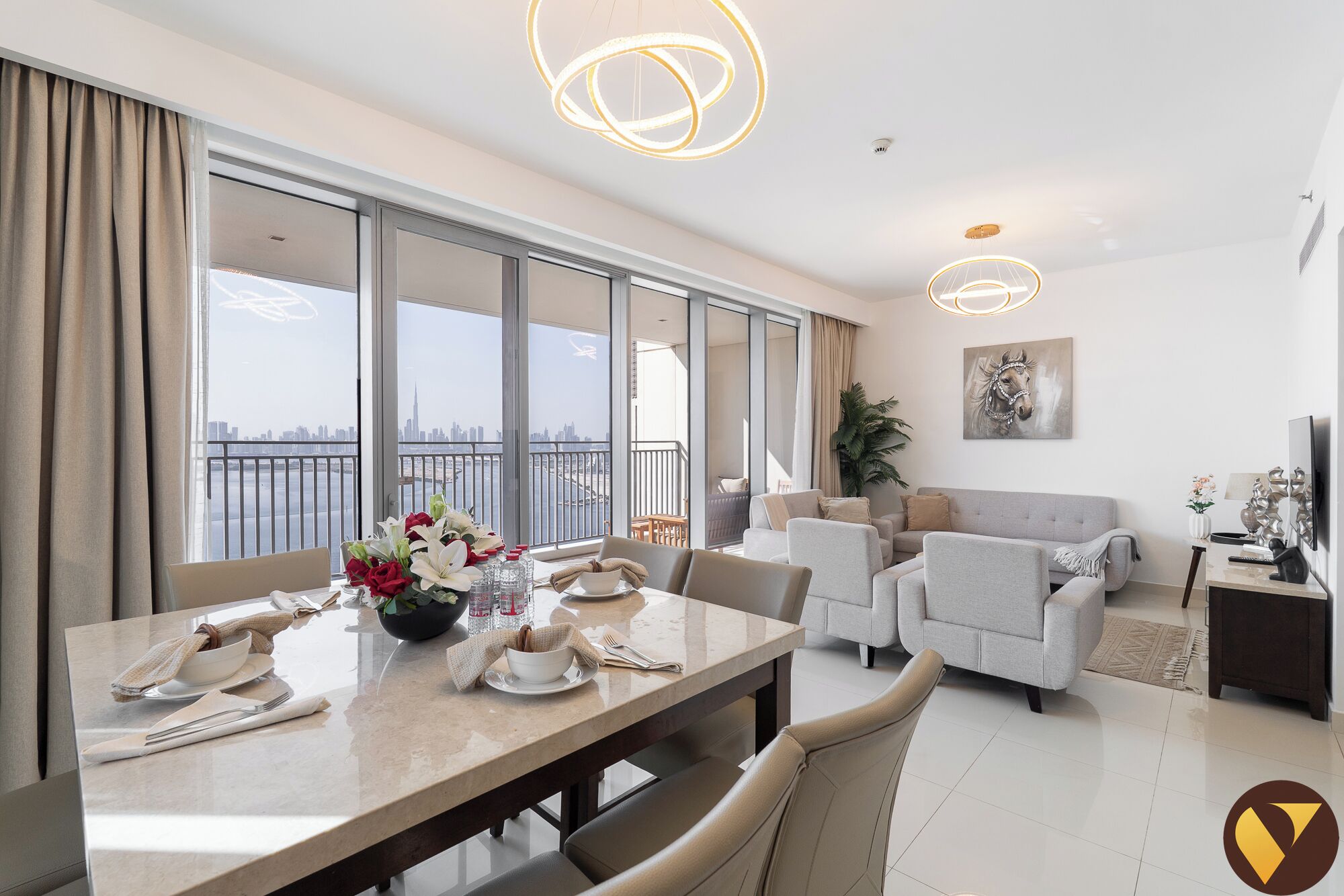 Apartamento de lujo, balcón, vistas al canal | Zona de estar | Smart TV de 65 pulgadas con canales por cable