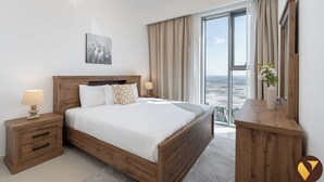 Een moderne slaapkamer met een houten bed, een nachtkastje, een bedlampje, een groot raam met uitzicht en een spiegel.
