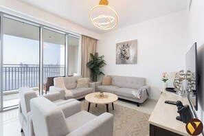 奢华公寓, 阳台, 运河景观 | 起居区 | 65-英寸智能电视（配备有线频道）