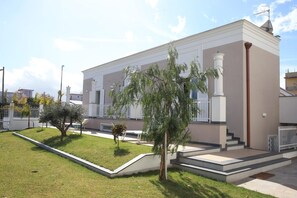 Vista frontal de la propiedad