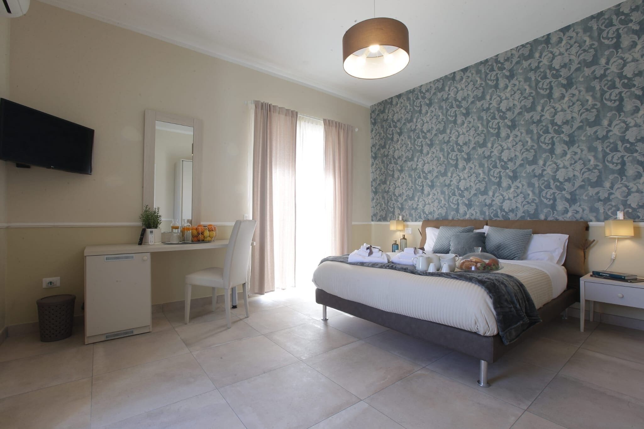 Habitación cuádruple superior, vista al jardín | Espacio para trabajar con laptop y wifi gratis 